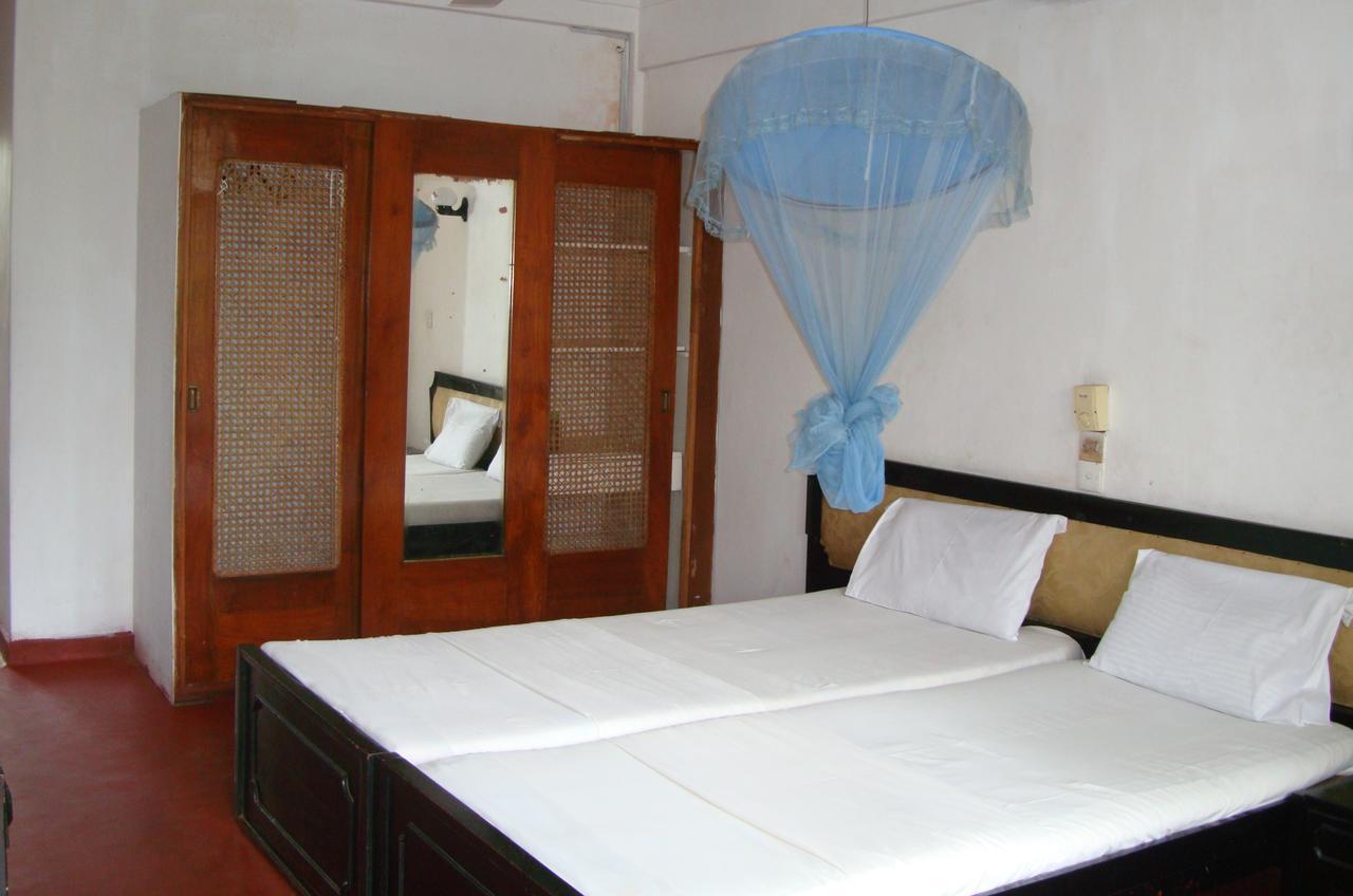 Topaz Beach Hotel Negombo Extérieur photo