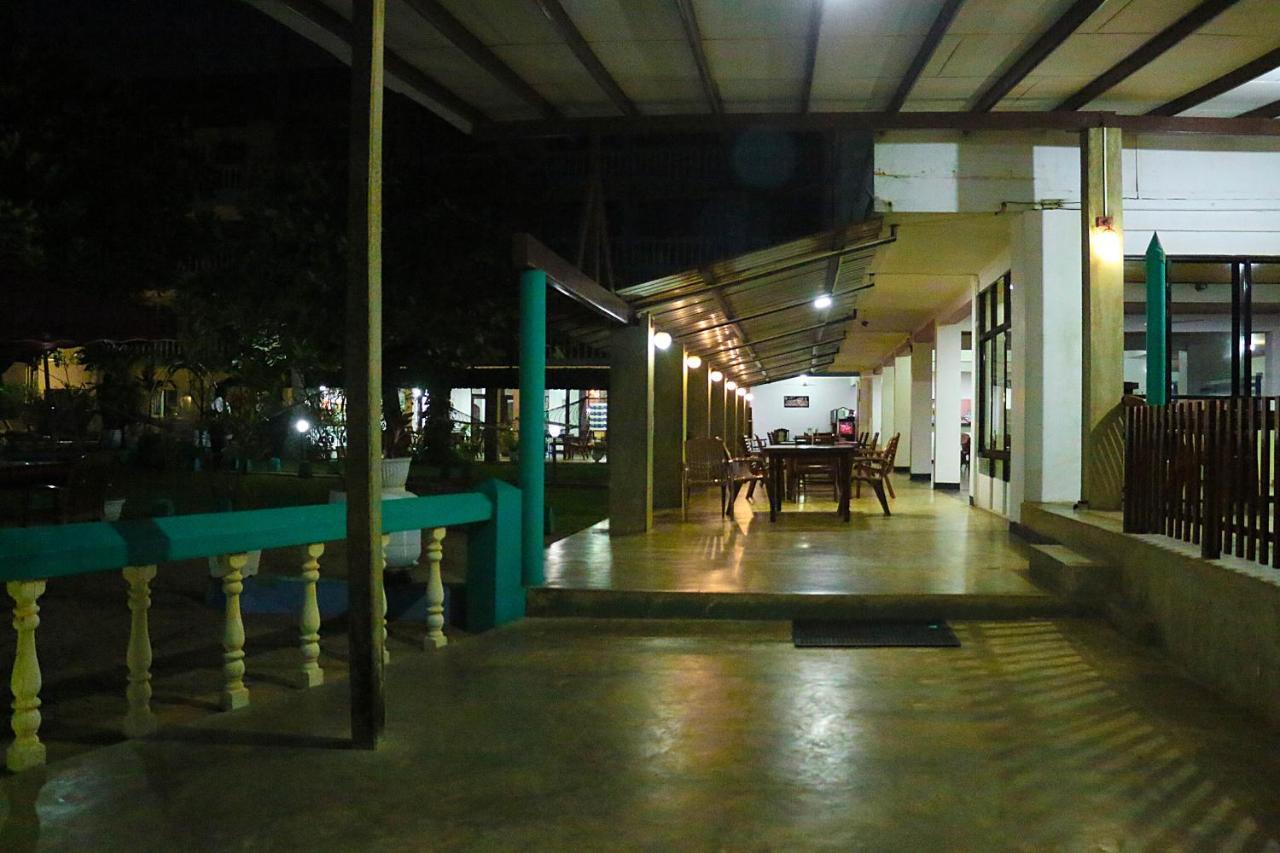 Topaz Beach Hotel Negombo Extérieur photo