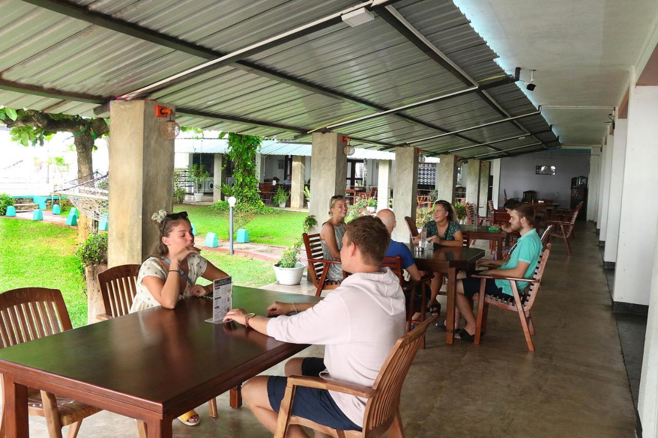 Topaz Beach Hotel Negombo Extérieur photo