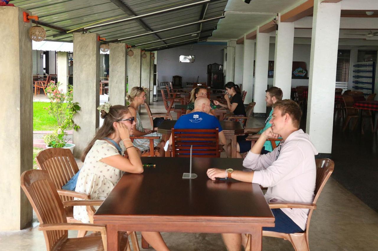 Topaz Beach Hotel Negombo Extérieur photo